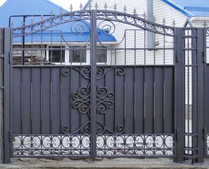 Кованые ворота, калитка  и заборные секции