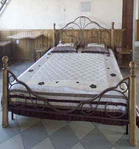 Кровать с  элементами ковки