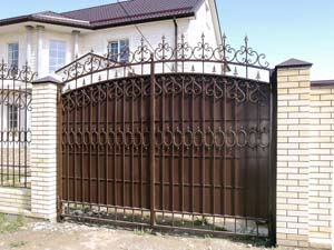 Кованые ворота, калитка и заборные секции