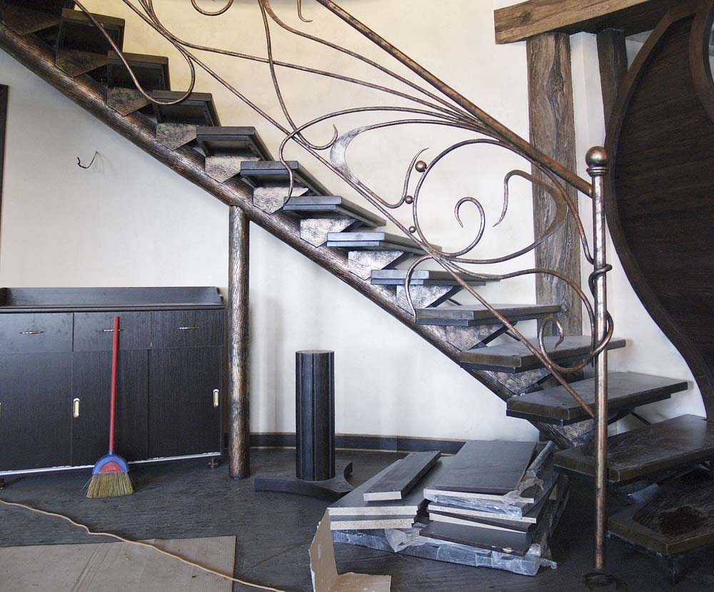 Лестница внутренняя с кованым ограждением в городе Анапа 