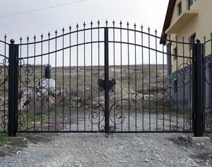 Открытые кованые ворота, калитка и заборные секции