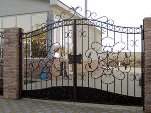 Открытые кованые ворота, калитка, заборные секции, ограждения, крыльцо и кованый фасад