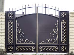 Стандартные кованые ворота и простая калитка