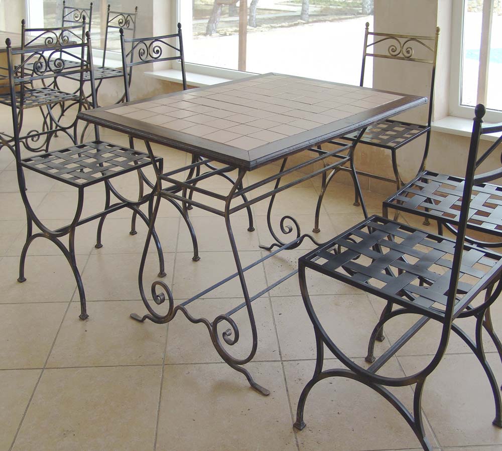 Стулья и столы в санатории Ривьера в городе Анапа