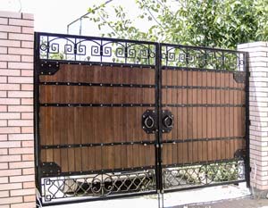 Ворота и калитка с использованием дерева, заборные решетки