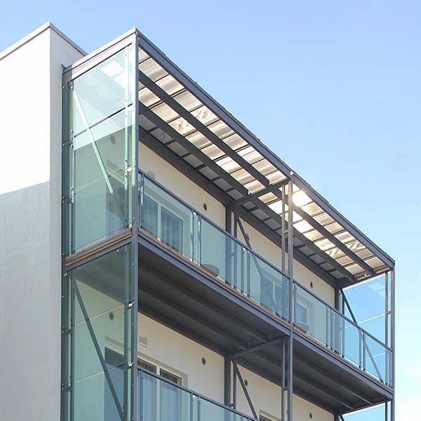 Металлические балконы с стеклянным ограждением