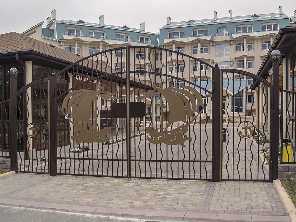 Открытые кованые ворота и калитка в городе Анапа