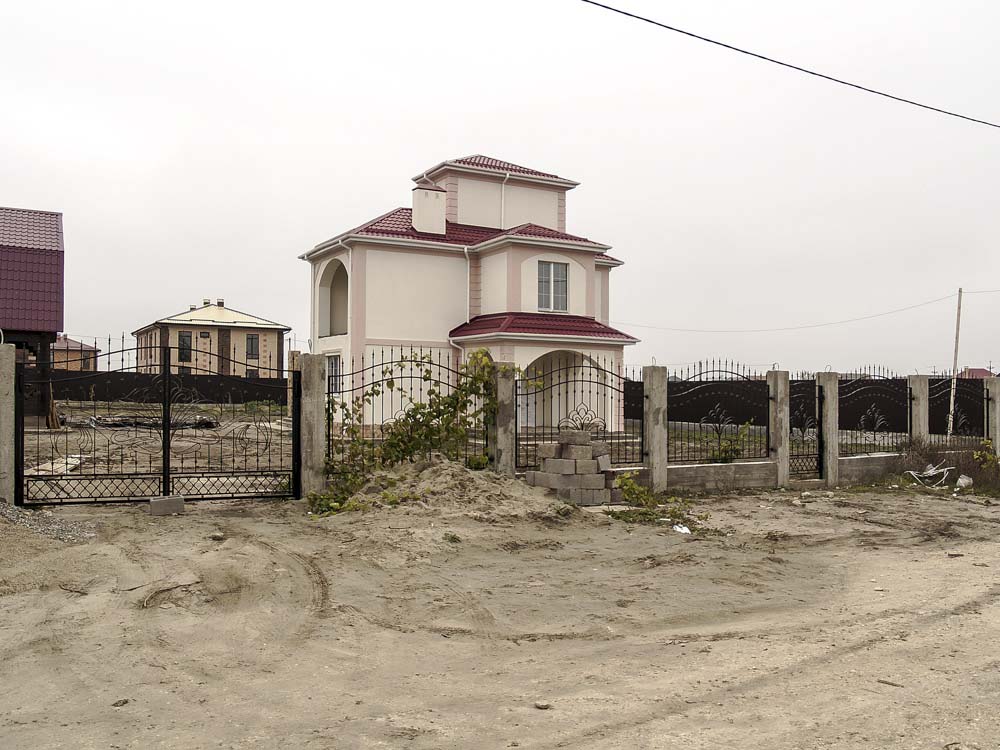 Открытые кованые ворота, калитка и заборные секции в хуторе Песчаном