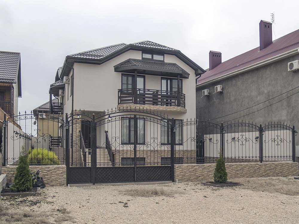 Открытые кованые ворота, калитка и заборные секции в поселке Витязево