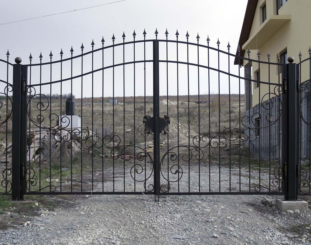 Открытые кованые ворота в селе Варваровка