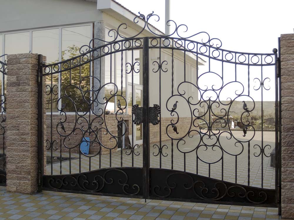 Открытые кованые ворота в Цибанобалке