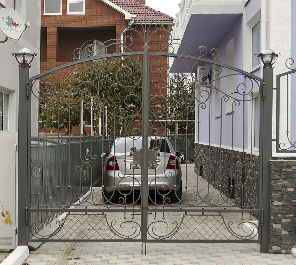 Открытые кованые ворота в поселке Витязево