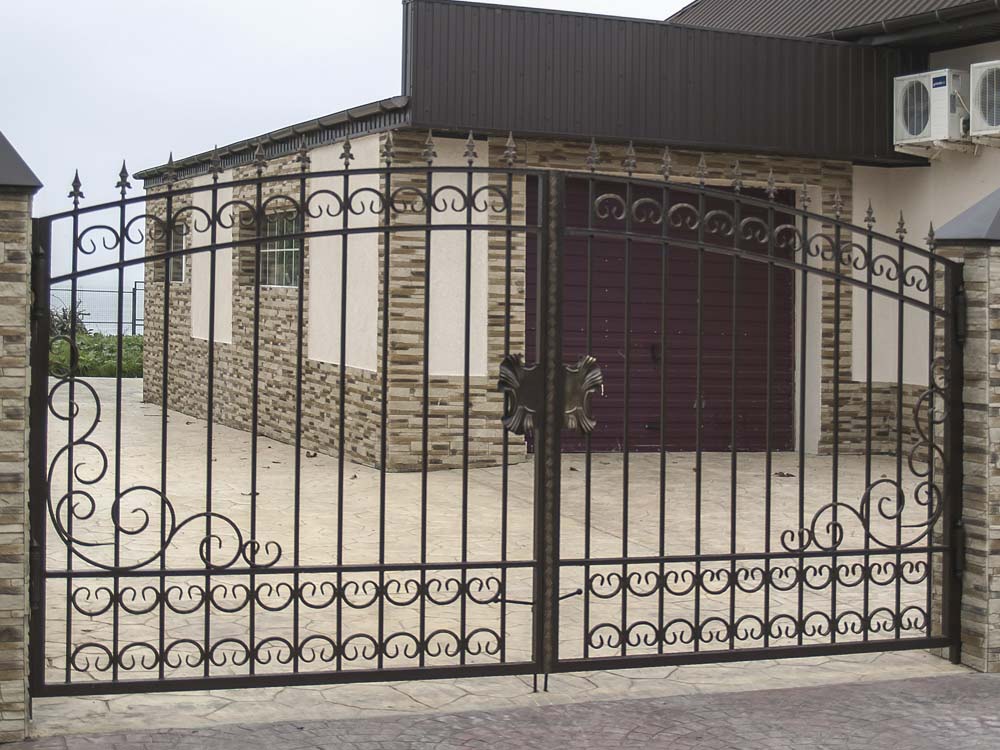 Открытые кованые ворота в поселке Витязево
