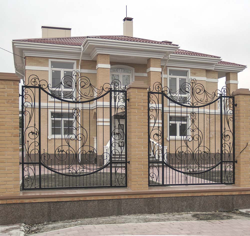 Открытые кованые заборные секции в поселке Витязево