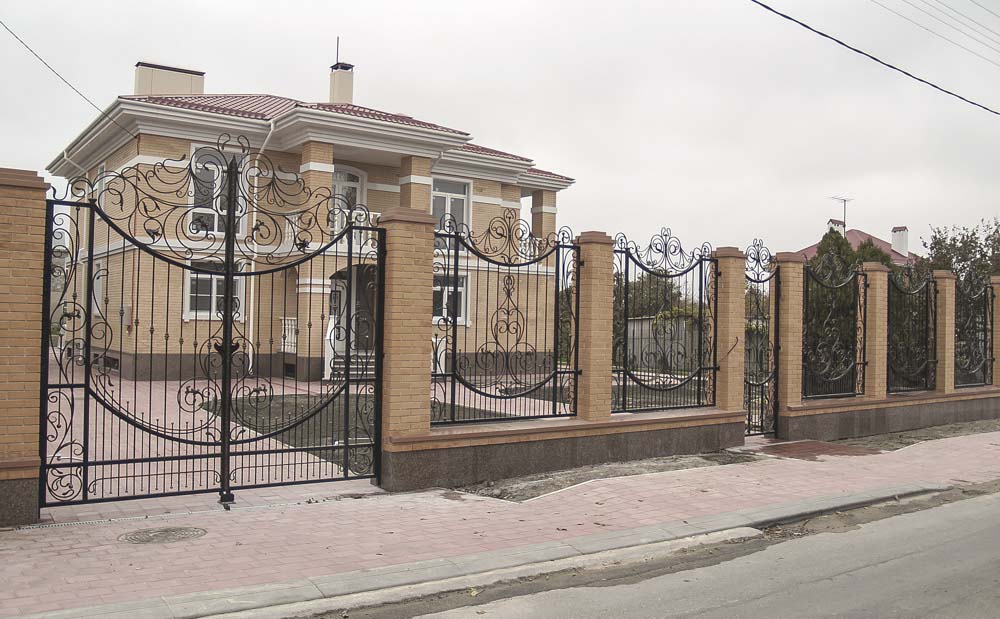 Открытые кованые заборные секции в поселке Витязево