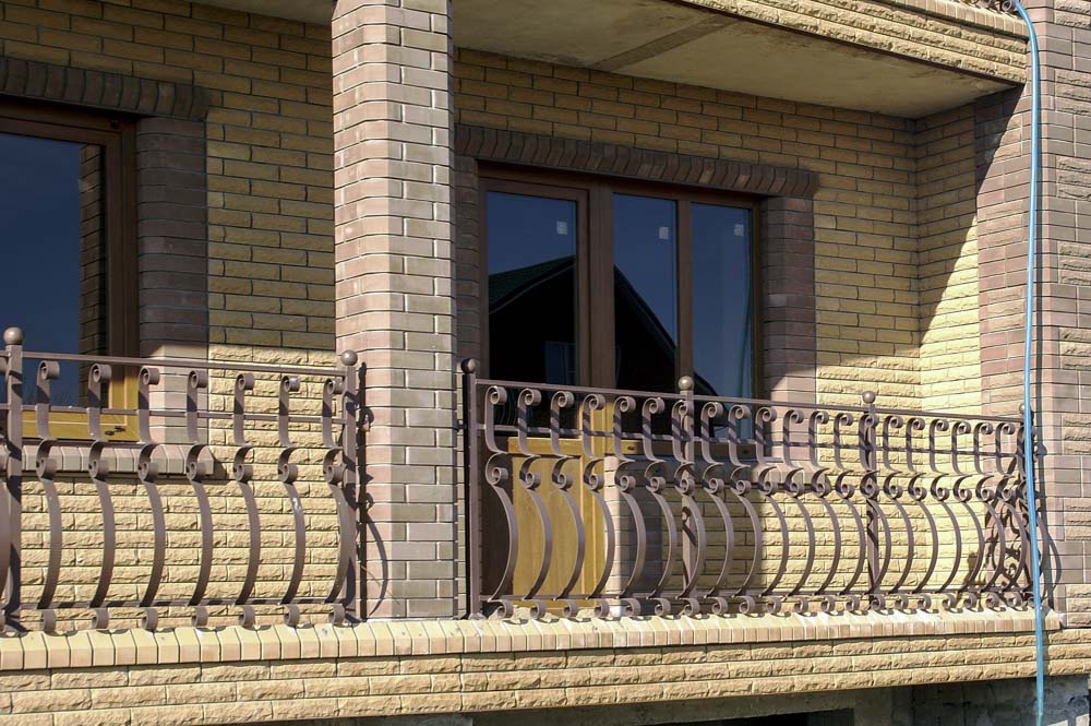Уличные балконные ограждения в поселке Виноградный