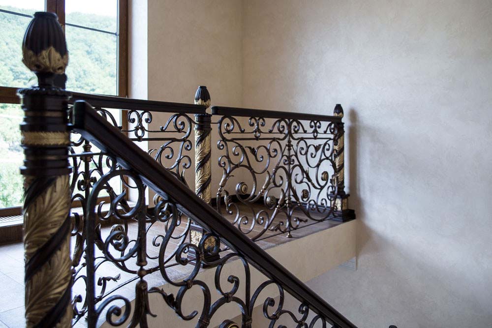 Лестница внутренняя с кованым ограждением - п.Адербиевка
