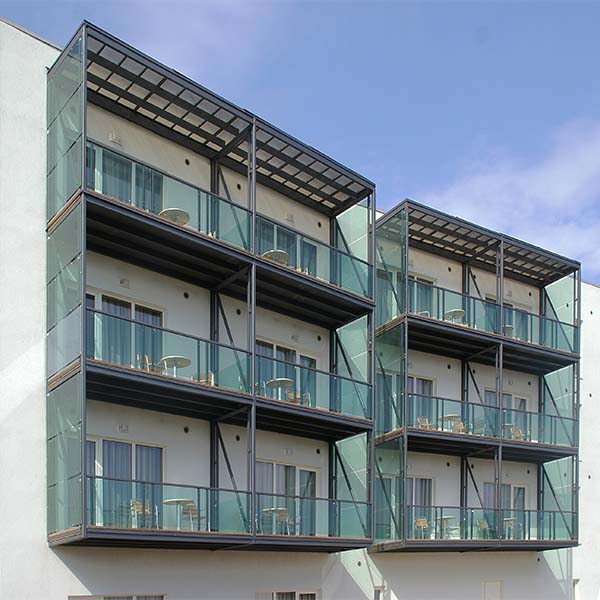 Трехчастные металлические балконы с стеклянным ограждением