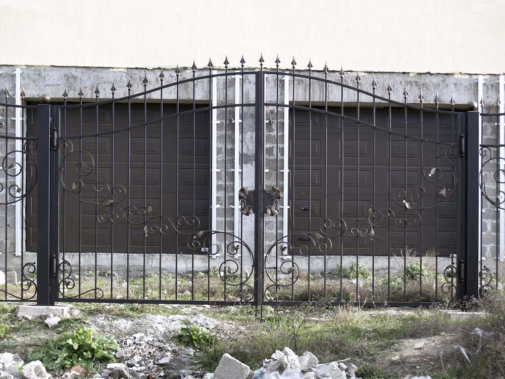 Открытые кованые ворота в селе Варваровка