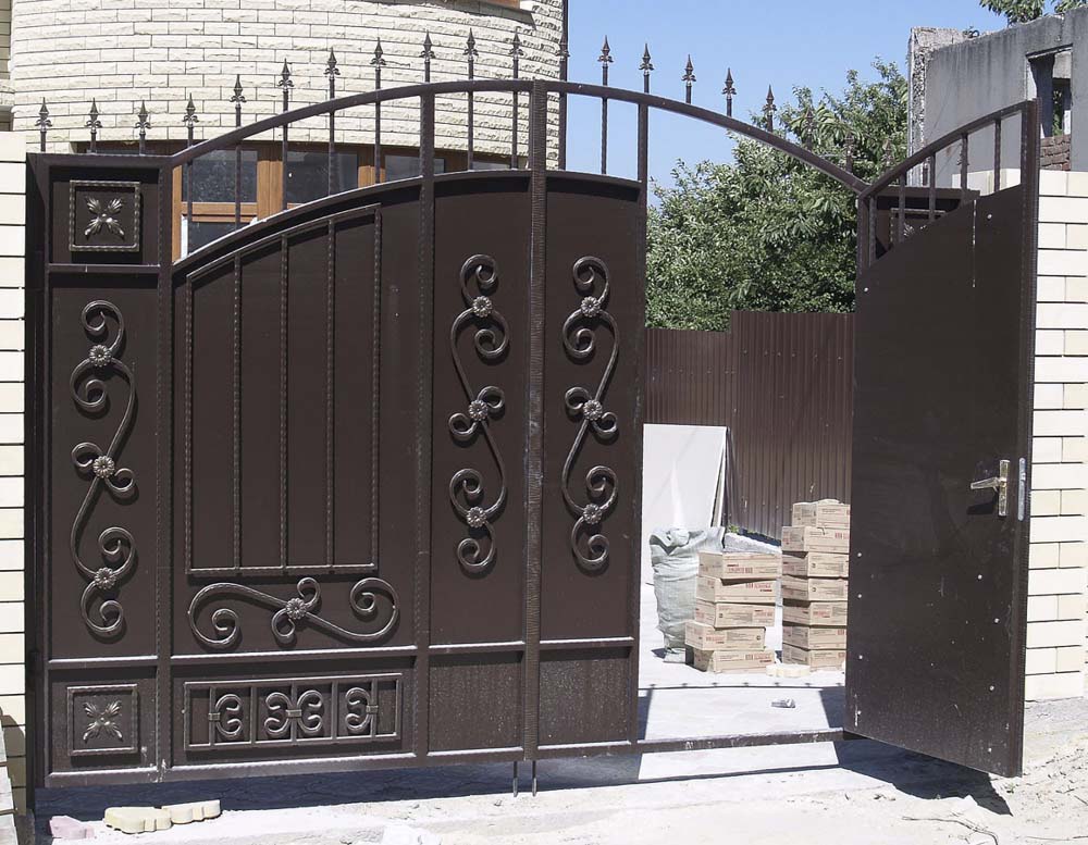 Купить ворота от производителя. Ворота 2700 на 1800 со встроенной калиткой. Ворота 2х2 металлические. Кованые ворота с калиткой. Ворота металлические кованые.