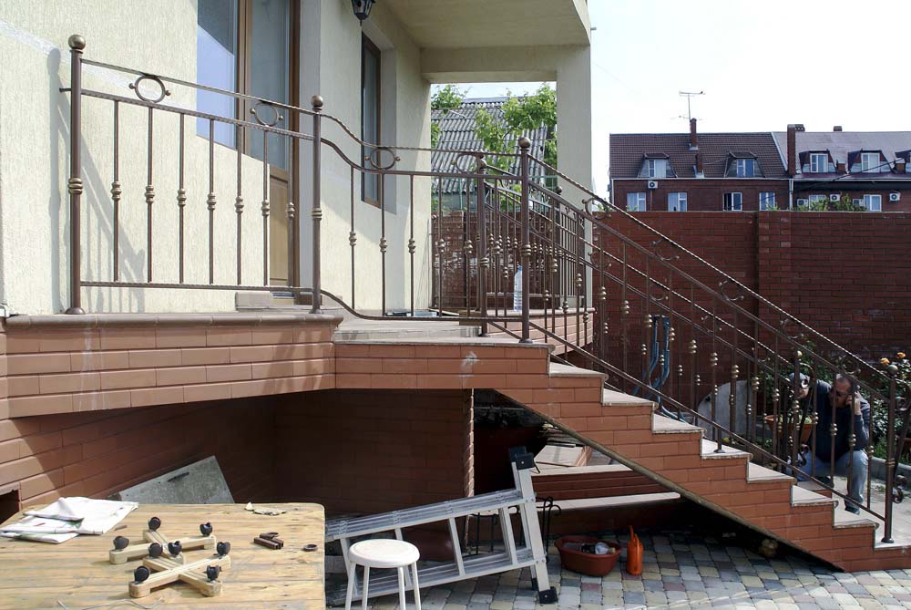 Уличные балконные и лестничные ограждения в городе Анапа
